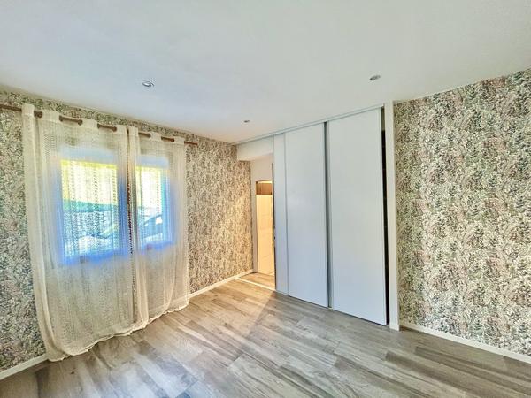 MAISON T5 TRAVERSANTE – 120 m² HABITABLES – PARCELLE 1650 m² AVEC PISCINE  et dépendance