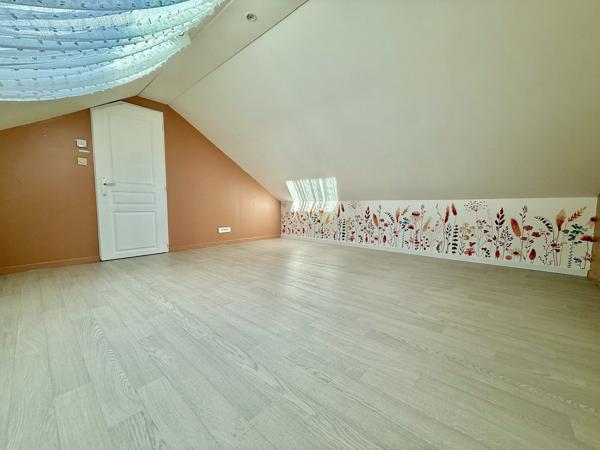 MAISON T5 TRAVERSANTE – 120 m² HABITABLES – PARCELLE 1650 m² AVEC PISCINE  et dépendance