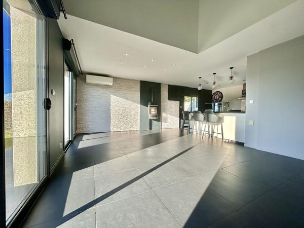 MAISON T5 TRAVERSANTE – 120 m² HABITABLES – PARCELLE 1650 m² AVEC PISCINE  et dépendance