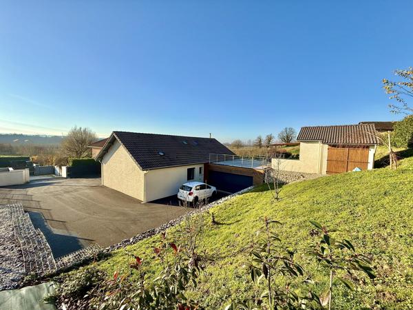 MAISON T5 TRAVERSANTE – 120 m² HABITABLES – PARCELLE 1650 m² AVEC PISCINE  et dépendance