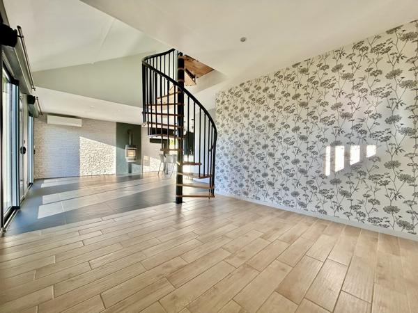 MAISON T5 TRAVERSANTE – 120 m² HABITABLES – PARCELLE 1650 m² AVEC PISCINE  et dépendance