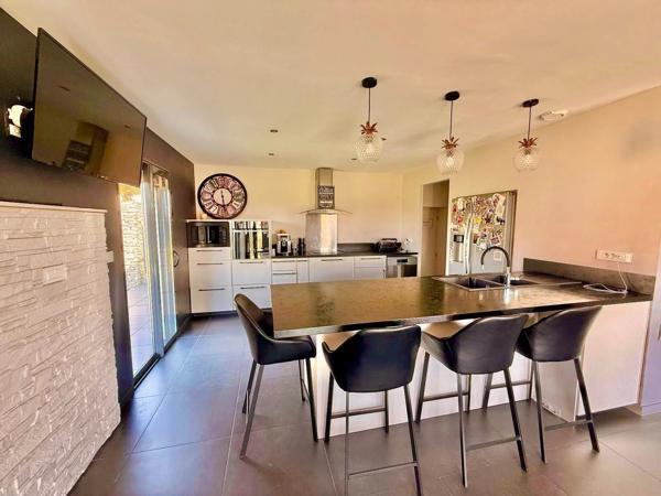 MAISON T5 TRAVERSANTE – 120 m² HABITABLES – PARCELLE 1650 m² AVEC PISCINE  et dépendance