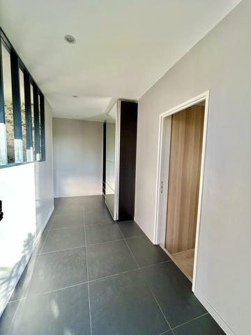 MAISON T5 TRAVERSANTE – 120 m² HABITABLES – PARCELLE 1650 m² AVEC PISCINE  et dépendance