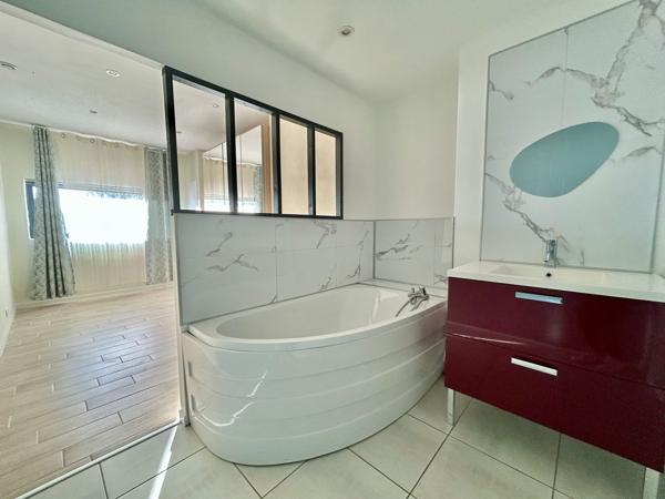 MAISON T5 TRAVERSANTE – 120 m² HABITABLES – PARCELLE 1650 m² AVEC PISCINE  et dépendance