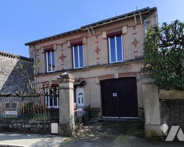 MAISON D'HABITATION EN CENTRE BOURG AVEC DEPENDANCE ET JARDIN 