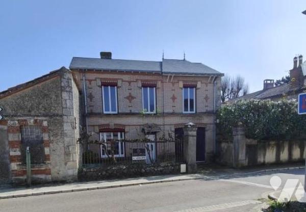 MAISON D'HABITATION EN CENTRE BOURG AVEC DEPENDANCE ET JARDIN 