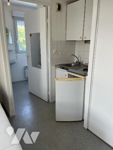 NANTES, Michelet Université. Dans immeuble de 1998 ravalé. Studio en bon état de 21,50 m². Libre 