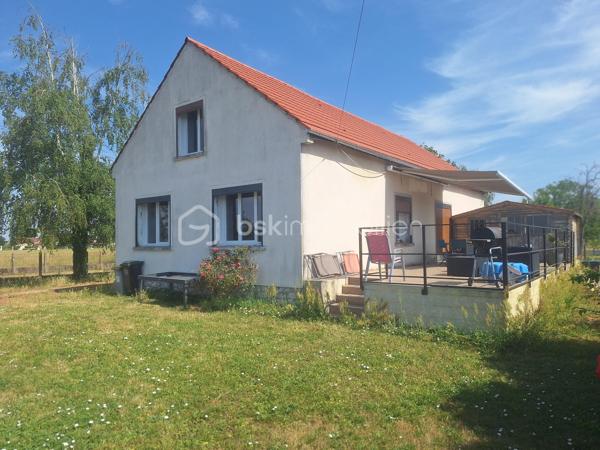 Maison familiale avec fort potentiel d'évolution 

Vous recherchez une maison fonctionnelle et offrant de nombreuses possibilités d'aménagement ? Cette maison construite en 1962 n'attend plus que votre projet !

Au rez-de-chaussée, vous découvrirez une entrée desservant, une buanderie, un  salon-séjour lumineux, une cuisine aménagée et équipée, deux chambres, une salle d'eau ainsi qu'un WC indépendant.

À l'étage, un vaste espace ouvert, une chambre et laisse entrevoir avec un espace supplémentaire de belles perspectives d'aménagement : création de chambres supplémentaires, suite parentale, bureau, salle de jeux... Laissez libre cours à vos envies !

À l'extérieur, vous profiterez d'une grande terrasse carrelée avec store banne, idéale pour les repas en famille ou entre amis, ainsi que d'un espace jacuzzi, parfait pour vos moments de détente.

Une dépendance complète l'ensemble et pourra faire office de garage, d'atelier ou d'espace de stockage selon vos besoins.

Le tout est implanté sur une belle parcelle entièrement close et arborée, offrant un cadre de vie agréable et préservé.

Les + du bien :

Maison évolutive avec fort potentiel.
Deux chambres de plain-pied.
Possibilités d'aménagement à l'étage.
Grande terrasse avec store banne.
Espace jacuzzi.
Dépendance (garage / atelier).
Terrain clos et arboré.

Une belle opportunité pour une famille ou pour un projet de valorisation. À découvrir sans tarder !