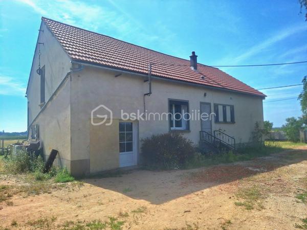 Maison familiale avec fort potentiel d'évolution 

Vous recherchez une maison fonctionnelle et offrant de nombreuses possibilités d'aménagement ? Cette maison construite en 1962 n'attend plus que votre projet !

Au rez-de-chaussée, vous découvrirez une entrée desservant, une buanderie, un  salon-séjour lumineux, une cuisine aménagée et équipée, deux chambres, une salle d'eau ainsi qu'un WC indépendant.

À l'étage, un vaste espace ouvert, une chambre et laisse entrevoir avec un espace supplémentaire de belles perspectives d'aménagement : création de chambres supplémentaires, suite parentale, bureau, salle de jeux... Laissez libre cours à vos envies !

À l'extérieur, vous profiterez d'une grande terrasse carrelée avec store banne, idéale pour les repas en famille ou entre amis, ainsi que d'un espace jacuzzi, parfait pour vos moments de détente.

Une dépendance complète l'ensemble et pourra faire office de garage, d'atelier ou d'espace de stockage selon vos besoins.

Le tout est implanté sur une belle parcelle entièrement close et arborée, offrant un cadre de vie agréable et préservé.

Les + du bien :

Maison évolutive avec fort potentiel.
Deux chambres de plain-pied.
Possibilités d'aménagement à l'étage.
Grande terrasse avec store banne.
Espace jacuzzi.
Dépendance (garage / atelier).
Terrain clos et arboré.

Une belle opportunité pour une famille ou pour un projet de valorisation. À découvrir sans tarder !