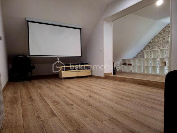 Maison familiale avec fort potentiel d'évolution 

Vous recherchez une maison fonctionnelle et offrant de nombreuses possibilités d'aménagement ? Cette maison construite en 1962 n'attend plus que votre projet !

Au rez-de-chaussée, vous découvrirez une entrée desservant, une buanderie, un  salon-séjour lumineux, une cuisine aménagée et équipée, deux chambres, une salle d'eau ainsi qu'un WC indépendant.

À l'étage, un vaste espace ouvert, une chambre et laisse entrevoir avec un espace supplémentaire de belles perspectives d'aménagement : création de chambres supplémentaires, suite parentale, bureau, salle de jeux... Laissez libre cours à vos envies !

À l'extérieur, vous profiterez d'une grande terrasse carrelée avec store banne, idéale pour les repas en famille ou entre amis, ainsi que d'un espace jacuzzi, parfait pour vos moments de détente.

Une dépendance complète l'ensemble et pourra faire office de garage, d'atelier ou d'espace de stockage selon vos besoins.

Le tout est implanté sur une belle parcelle entièrement close et arborée, offrant un cadre de vie agréable et préservé.

Les + du bien :

Maison évolutive avec fort potentiel.
Deux chambres de plain-pied.
Possibilités d'aménagement à l'étage.
Grande terrasse avec store banne.
Espace jacuzzi.
Dépendance (garage / atelier).
Terrain clos et arboré.

Une belle opportunité pour une famille ou pour un projet de valorisation. À découvrir sans tarder !
