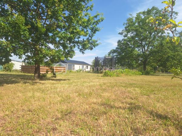 Maison familiale avec fort potentiel d'évolution 

Vous recherchez une maison fonctionnelle et offrant de nombreuses possibilités d'aménagement ? Cette maison construite en 1962 n'attend plus que votre projet !

Au rez-de-chaussée, vous découvrirez une entrée desservant, une buanderie, un  salon-séjour lumineux, une cuisine aménagée et équipée, deux chambres, une salle d'eau ainsi qu'un WC indépendant.

À l'étage, un vaste espace ouvert, une chambre et laisse entrevoir avec un espace supplémentaire de belles perspectives d'aménagement : création de chambres supplémentaires, suite parentale, bureau, salle de jeux... Laissez libre cours à vos envies !

À l'extérieur, vous profiterez d'une grande terrasse carrelée avec store banne, idéale pour les repas en famille ou entre amis, ainsi que d'un espace jacuzzi, parfait pour vos moments de détente.

Une dépendance complète l'ensemble et pourra faire office de garage, d'atelier ou d'espace de stockage selon vos besoins.

Le tout est implanté sur une belle parcelle entièrement close et arborée, offrant un cadre de vie agréable et préservé.

Les + du bien :

Maison évolutive avec fort potentiel.
Deux chambres de plain-pied.
Possibilités d'aménagement à l'étage.
Grande terrasse avec store banne.
Espace jacuzzi.
Dépendance (garage / atelier).
Terrain clos et arboré.

Une belle opportunité pour une famille ou pour un projet de valorisation. À découvrir sans tarder !