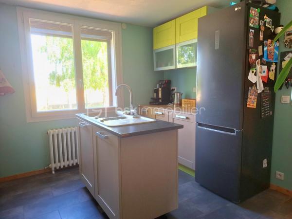 Maison familiale avec fort potentiel d'évolution 

Vous recherchez une maison fonctionnelle et offrant de nombreuses possibilités d'aménagement ? Cette maison construite en 1962 n'attend plus que votre projet !

Au rez-de-chaussée, vous découvrirez une entrée desservant, une buanderie, un  salon-séjour lumineux, une cuisine aménagée et équipée, deux chambres, une salle d'eau ainsi qu'un WC indépendant.

À l'étage, un vaste espace ouvert, une chambre et laisse entrevoir avec un espace supplémentaire de belles perspectives d'aménagement : création de chambres supplémentaires, suite parentale, bureau, salle de jeux... Laissez libre cours à vos envies !

À l'extérieur, vous profiterez d'une grande terrasse carrelée avec store banne, idéale pour les repas en famille ou entre amis, ainsi que d'un espace jacuzzi, parfait pour vos moments de détente.

Une dépendance complète l'ensemble et pourra faire office de garage, d'atelier ou d'espace de stockage selon vos besoins.

Le tout est implanté sur une belle parcelle entièrement close et arborée, offrant un cadre de vie agréable et préservé.

Les + du bien :

Maison évolutive avec fort potentiel.
Deux chambres de plain-pied.
Possibilités d'aménagement à l'étage.
Grande terrasse avec store banne.
Espace jacuzzi.
Dépendance (garage / atelier).
Terrain clos et arboré.

Une belle opportunité pour une famille ou pour un projet de valorisation. À découvrir sans tarder !
