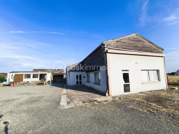 Ancien restaurant, ce local commercial d'environ 170 m² offre de nombreuses possibilités : commerce, atelier d'artisan, bureaux ou activité professionnelle.

Le bien bénéficie d'un chauffage au gaz, d'une excellente visibilité, d'un grand parking et est implanté sur un terrain d'environ 2 600 m².

De nombreuses possibilités d'aménagement s'offrent à vous :

Poursuivre une activité commerciale ou artisanale.
Créer des bureaux ou un local professionnel.
Envisager, la création de 3 terrains à bâtir.
Réhabiliter le bâtiment en habitation .

Un bien rare offrant un fort potentiel pour un projet professionnel, un investissement ou une opération immobilière.