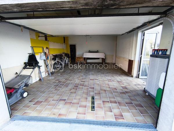 Ancien restaurant, ce local commercial d'environ 170 m² offre de nombreuses possibilités : commerce, atelier d'artisan, bureaux ou activité professionnelle.

Le bien bénéficie d'un chauffage au gaz, d'une excellente visibilité, d'un grand parking et est implanté sur un terrain d'environ 2 600 m².

De nombreuses possibilités d'aménagement s'offrent à vous :

Poursuivre une activité commerciale ou artisanale.
Créer des bureaux ou un local professionnel.
Envisager, la création de 3 terrains à bâtir.
Réhabiliter le bâtiment en habitation .

Un bien rare offrant un fort potentiel pour un projet professionnel, un investissement ou une opération immobilière.
