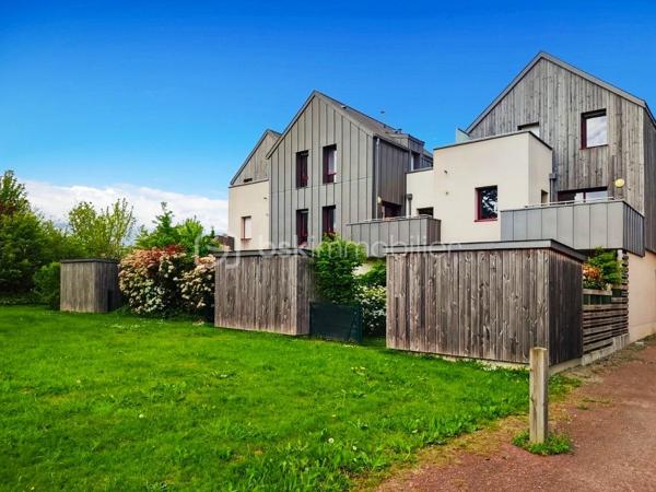 NOUVEAUTÉ – EN EXCLUSIVITE A CHAVAGNE

Située à seulement une quinzaine de minutes à l'ouest de Rennes, Chavagne est une commune dynamique et recherchée, offrant un cadre de vie agréable entre ville et nature. Elle bénéficie de nombreux commerces, écoles, services et transports, tout en conservant un environnement paisible et convivial.

Découvrez ce bel appartement T3 de 73,86 m² en duplex, offrant de beaux volumes, une double exposition et des espaces extérieurs agréables, idéal pour une résidence principale ou un investissement.

Dès l'entrée, vous serez séduit par une spacieuse pièce de vie traversante, baignée de lumière, avec sa cuisine aménagée et équipée. Cet espace convivial s'ouvre sur une agréable terrasse exposée plein sud, idéale pour profiter des beaux jours. Un WC indépendant complète ce niveau.

À l'étage, l'espace nuit se compose de deux belles chambres confortables, dont une avec placard intégré et un accès direct à un second balcon exposé plein sud. Vous y trouverez également une salle de bains fonctionnelle.

Pour votre confort, ce bien dispose également d'une place de stationnement privative ainsi que d'un cellier, offrant un espace de rangement supplémentaire.