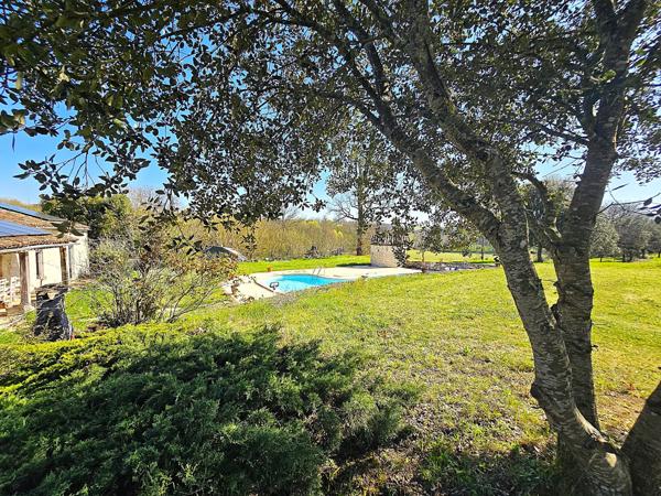 Lacaussade (47150) Bel ensemble en pierre - maison plain pied, studio indépendant, grange et Piscine sur 5000m² possibilité plus