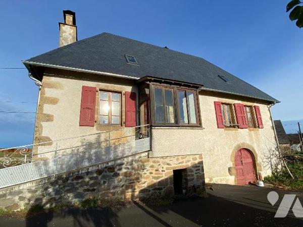 ARNAC, sur terrain d'environ de 6100 m², maison en pierre comprenant s/sol chaufferie avec chau...