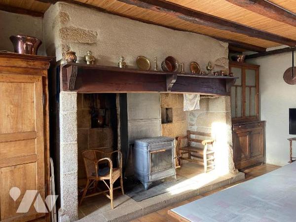 ARNAC, sur terrain d'environ de 6100 m², maison en pierre comprenant s/sol chaufferie avec chau...