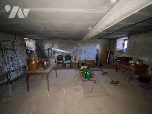 ARNAC, sur terrain d'environ de 6100 m², maison en pierre comprenant s/sol chaufferie avec chau...