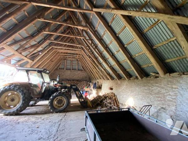 ARNAC, sur terrain d'environ de 6100 m², maison en pierre comprenant s/sol chaufferie avec chau...