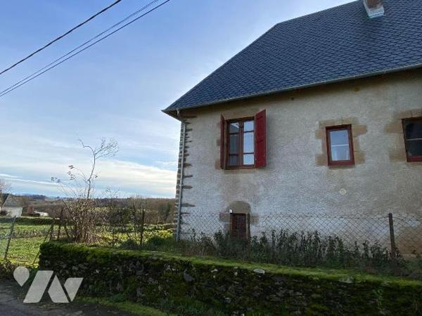 ARNAC, sur terrain d'environ de 6100 m², maison en pierre comprenant s/sol chaufferie avec chau...