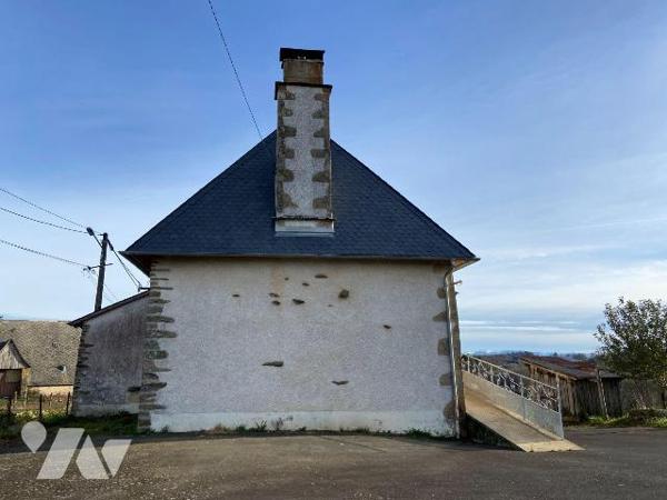 ARNAC, sur terrain d'environ de 6100 m², maison en pierre comprenant s/sol chaufferie avec chau...