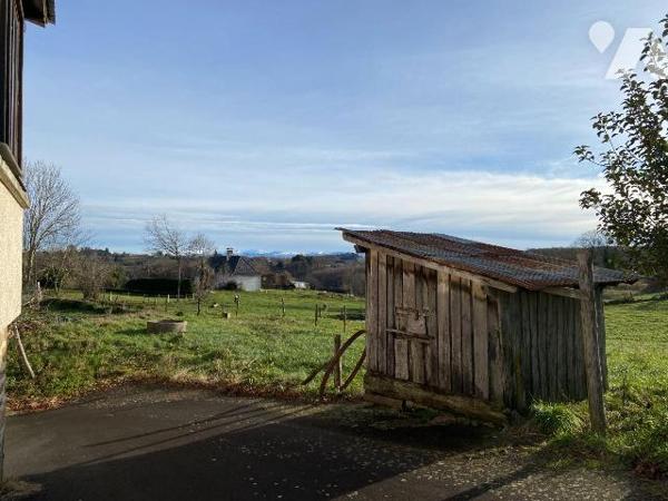 ARNAC, sur terrain d'environ de 6100 m², maison en pierre comprenant s/sol chaufferie avec chau...