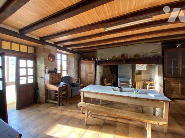 ARNAC, sur terrain d'environ de 6100 m², maison en pierre comprenant s/sol chaufferie avec chau...