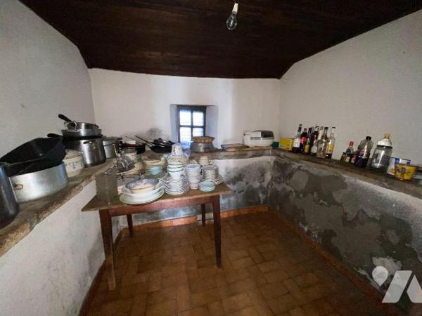 ARNAC, sur terrain d'environ de 6100 m², maison en pierre comprenant s/sol chaufferie avec chau...