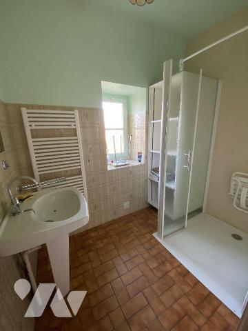 ARNAC, sur terrain d'environ de 6100 m², maison en pierre comprenant s/sol chaufferie avec chau...