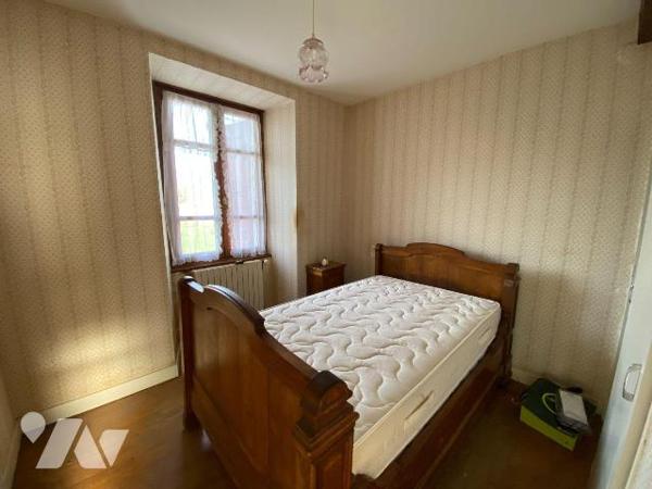 ARNAC, sur terrain d'environ de 6100 m², maison en pierre comprenant s/sol chaufferie avec chau...