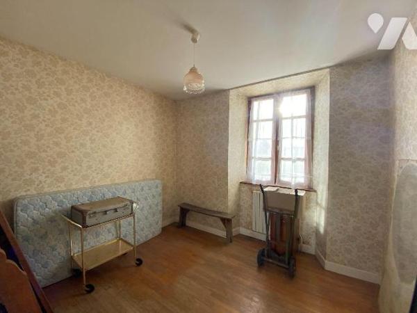 ARNAC, sur terrain d'environ de 6100 m², maison en pierre comprenant s/sol chaufferie avec chau...