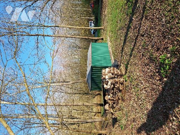 Une parcelle de terrain avec étang, 
Idéal pour pêcheur.