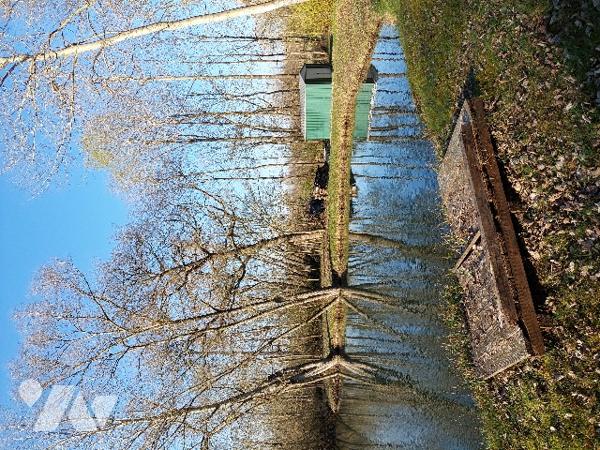 Une parcelle de terrain avec étang, 
Idéal pour pêcheur.