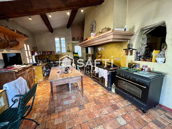 Domaine du 17ème siècle de 1000m2 habitables sur 36 hectares