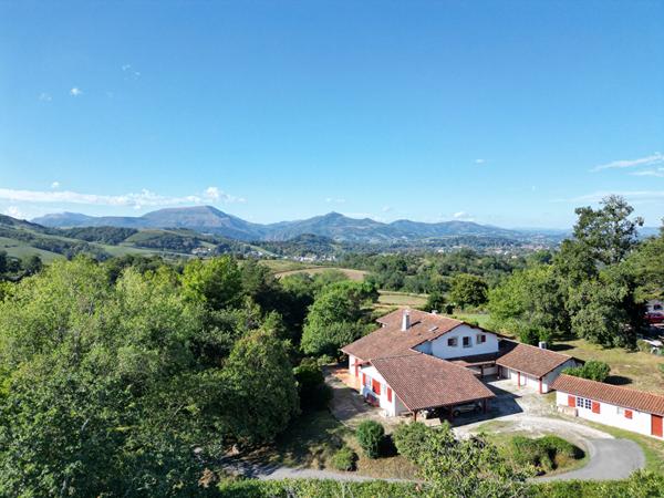 IRATZIAN Une maison généreuse, pensée pour recevoir à Cambo les bains