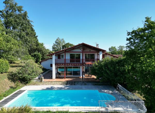 IRATZIAN Une maison généreuse, pensée pour recevoir à Cambo les bains