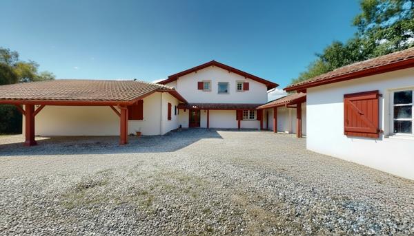 IRATZIAN Une maison généreuse, pensée pour recevoir à Cambo les bains