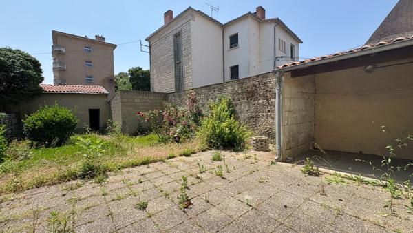 NIORT - Quartier hôpital appartement rez-de-chaussée de 56m² avec cour et garage
