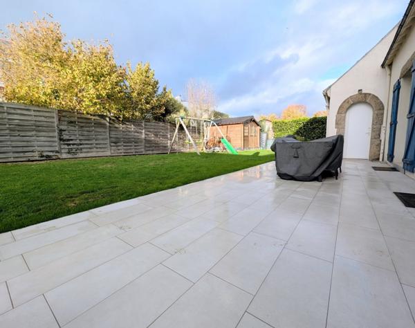 Maison néo - bretonne rénovée 5 pièces – Vie de plain-pied – Jardin clos avec terrasse – Centre Ploeren, proch