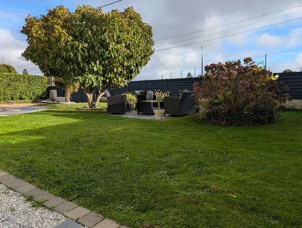 Maison néo - bretonne rénovée 5 pièces – Vie de plain-pied – Jardin clos avec terrasse – Centre Ploeren, proch