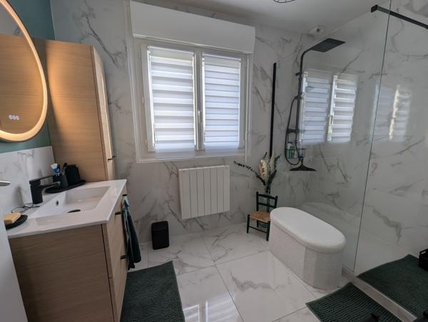 Maison néo - bretonne rénovée 5 pièces – Vie de plain-pied – Jardin clos avec terrasse – Centre Ploeren, proch