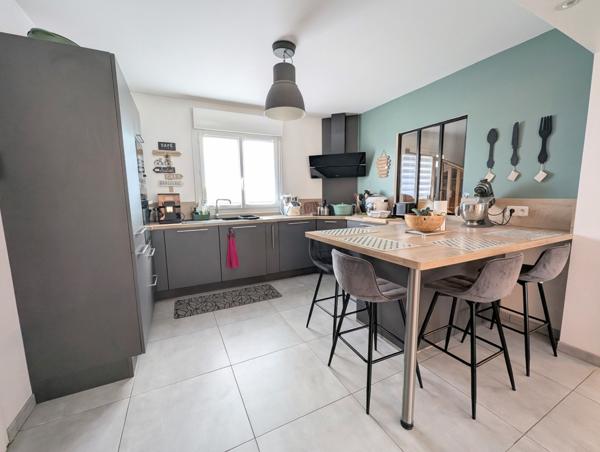 Maison néo - bretonne rénovée 5 pièces – Vie de plain-pied – Jardin clos avec terrasse – Centre Ploeren, proch