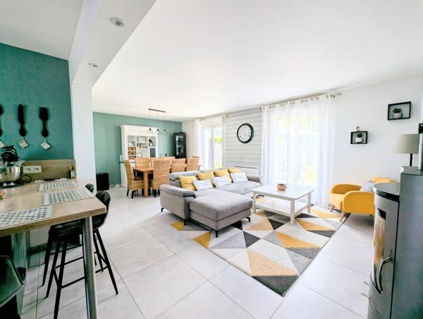 Maison néo - bretonne rénovée 5 pièces – Vie de plain-pied – Jardin clos avec terrasse – Centre Ploeren, proch