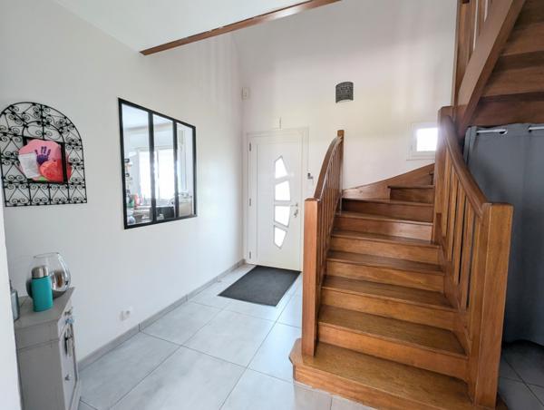 Maison néo - bretonne rénovée 5 pièces – Vie de plain-pied – Jardin clos avec terrasse – Centre Ploeren, proch