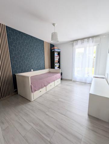 Maison néo - bretonne rénovée 5 pièces – Vie de plain-pied – Jardin clos avec terrasse – Centre Ploeren, proch