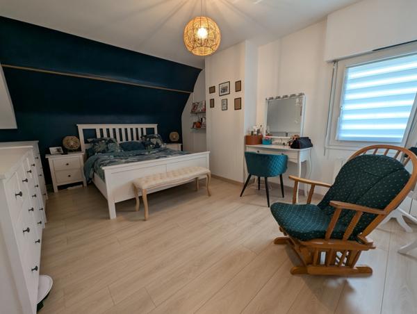 Maison néo - bretonne rénovée 5 pièces – Vie de plain-pied – Jardin clos avec terrasse – Centre Ploeren, proch