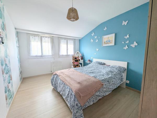 Maison néo - bretonne rénovée 5 pièces – Vie de plain-pied – Jardin clos avec terrasse – Centre Ploeren, proch