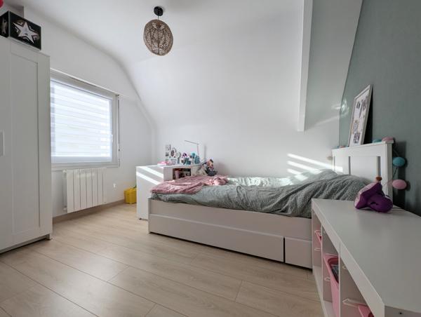 Maison néo - bretonne rénovée 5 pièces – Vie de plain-pied – Jardin clos avec terrasse – Centre Ploeren, proch