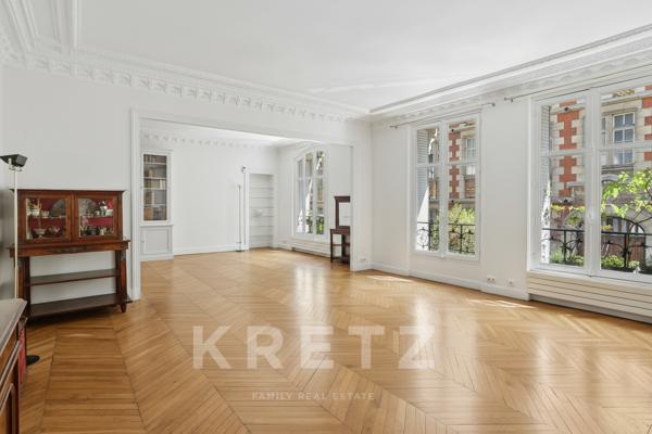 Une adresse iconique de la rive gauche : 170m2 de charme et de volumes